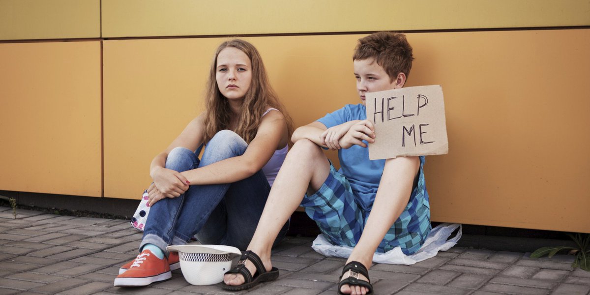 Девушка с табличкой. Сильная и созависимая женщина. Попросить помощью девушки. Девушка на учебе. Попросить помощью девушки.